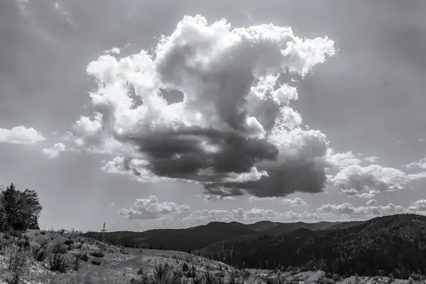 Siyah bulutlar Dağların üzerinden