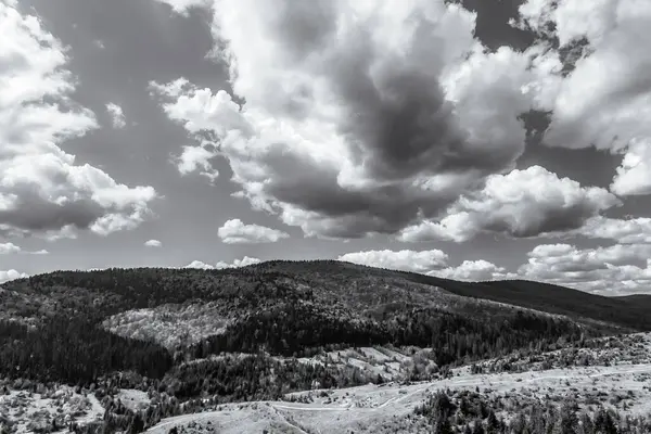 Washington 'daki dağların üzerinden siyah beyaz bulutlar