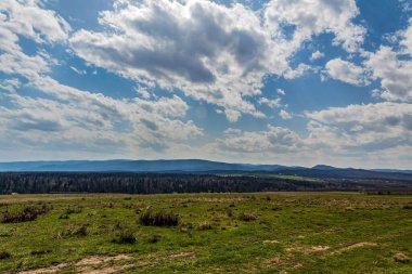 Mavi gökyüzü olan güzel bir manzara.