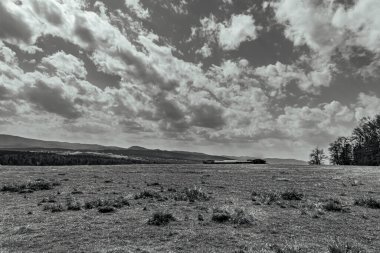 Dağların siyah beyaz fotoğrafı