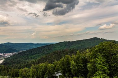 Yazın, akşamları dağların ve ormanın manzarası