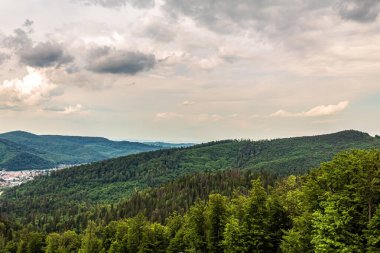 Güzel bulutlu gökyüzü ile dağın tepesinden manzara