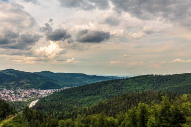 Köydeki dağların ve nehrin manzarası..