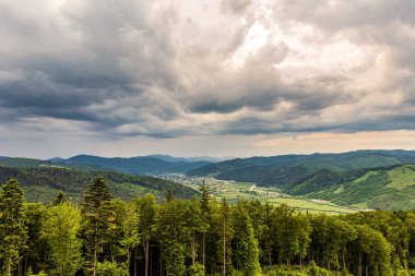 Dağlı ve bulutlu güzel yaz manzarası