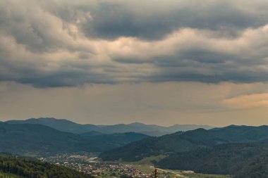 Güzel yaz dağ manzarası. Karpatyalı, Ukraynalı