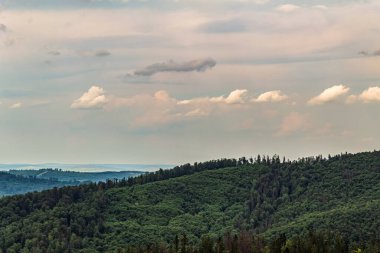Dağlı ve bulutlu yaz manzarası
