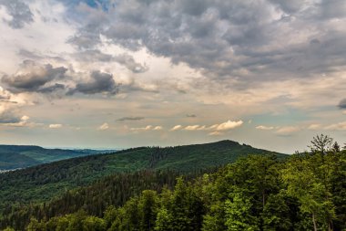 Dağlarda bulutları olan güzel bir manzara.