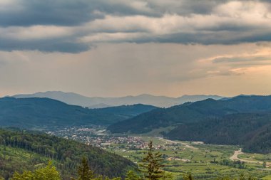 Bulutlu gökyüzü ile güzel dağ manzarası