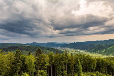 Bulutlu gökyüzü ile güzel dağ manzarası
