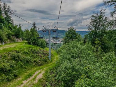 Ormandaki teleferik. Kayak merkezi.