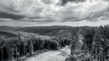 Dağlarda siyah beyaz bulutlar