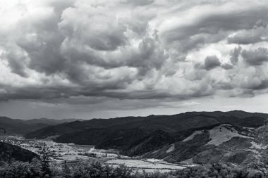 Dağlarda siyah beyaz bulutlar