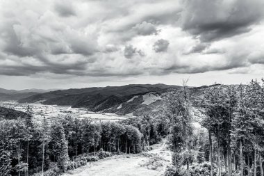 Dağları ve bulutları olan güzel bir manzara