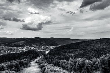 Gökyüzündeki siyah ve beyaz bulutların görüntüsü