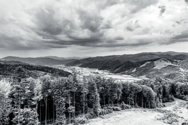 Dağların siyah beyaz görüntüsü