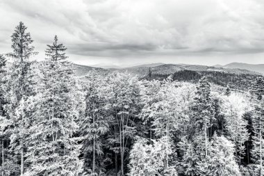 Dağlarda siyah beyaz bulutlar