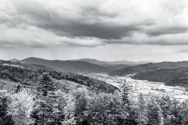 Karpat Dağları 'nın siyah beyaz fotoğrafı. Dağlar vadisi..