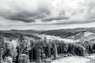 Çok bulutlu güzel bir dağ manzarası.