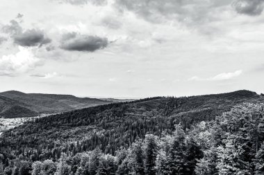 İspanya 'nın San Cristobal de la setubal kasabasının dağlarının tepesinden siyah ve siyah manzarası