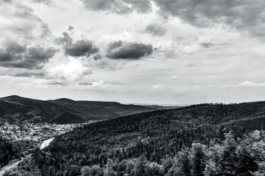 Dağları ve bulutları olan güzel bir manzara