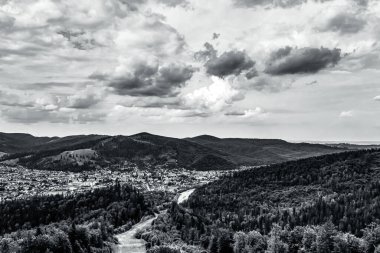 Eski şehrin siyah beyaz manzarası.