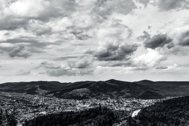 güzel dağ manzarası ile bulutlu gökyüzü