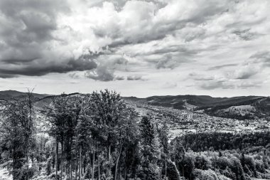 Siyah ve beyaz dağların yukarıdan panoramik görünümü