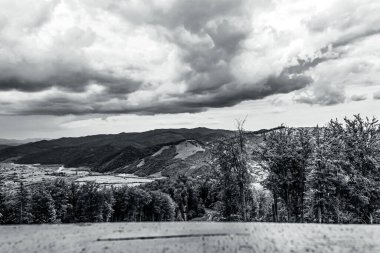 Dağlarda dağları olan güzel bir manzara.