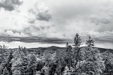 Dağların üzerindeki fırtına bulutları Ulusal Park, ABD