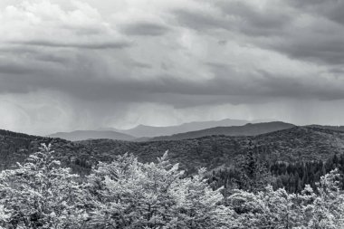Dağların üzerinde fırtına bulutları, siyah ve beyaz