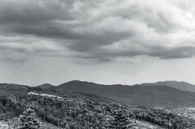 Dağlarda siyah beyaz bulutlar