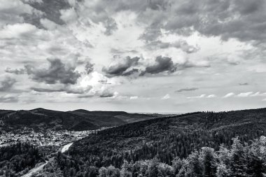 Karpat şehrinin siyah beyaz dağlarının panoramik manzarası, bir yaz günü..
