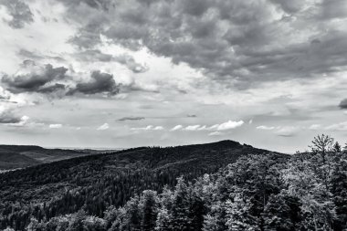 Dağlarda siyah ve beyaz bulutlar ve gökyüzü