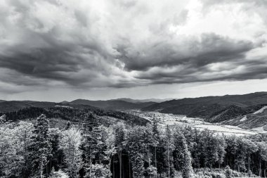 Dağdaki kara bulutlar