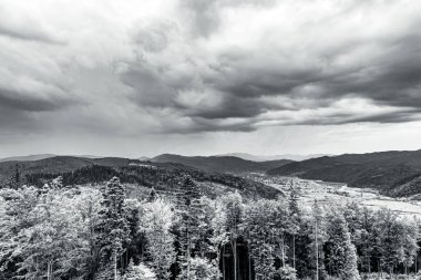 Gökyüzündeki siyah ve beyaz bulutlar.