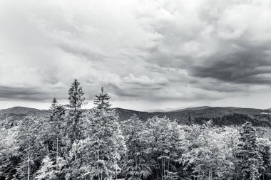 Arka plandaki dağlarda bulutlu bir gökyüzünün güzel bir görüntüsü.