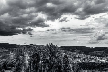 Dağdaki siyah beyaz bulutlar