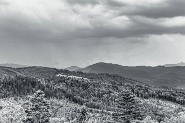 Carthians 'taki siyah ve beyaz dağ manzarası