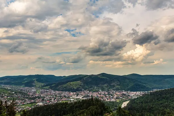 Akşamları Kokoz şehrinin manzarası, dağın tepesinden