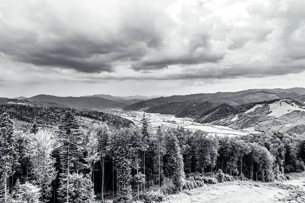 Çok bulutlu güzel bir dağ manzarası.