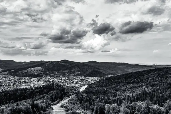 Eski şehrin siyah beyaz manzarası.