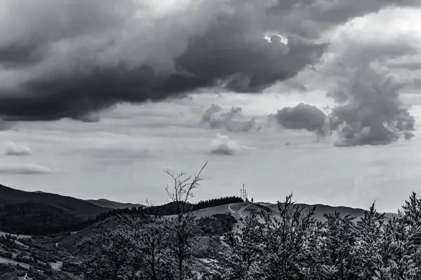 Bulutları ve gökyüzü olan güzel bir manzara.