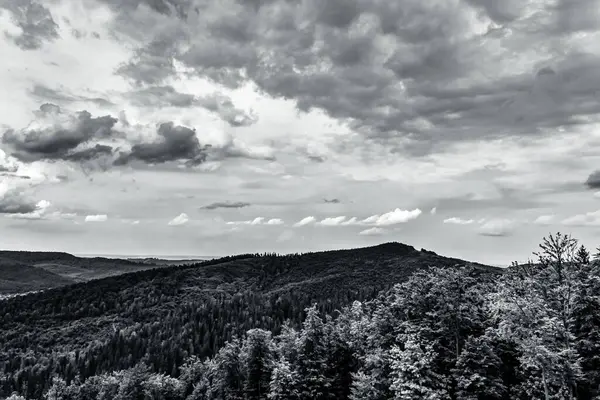 Dağlarda siyah ve beyaz bulutlar ve gökyüzü