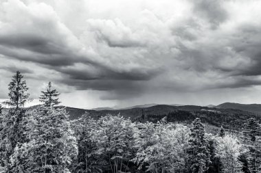 Dağlarda siyah beyaz bulutlar