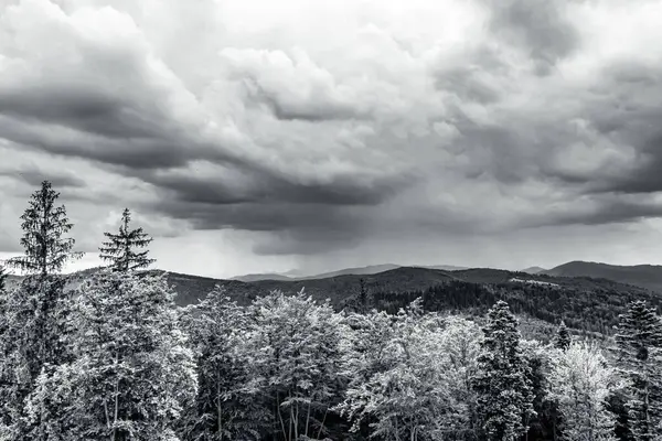Dağlarda siyah beyaz bulutlar