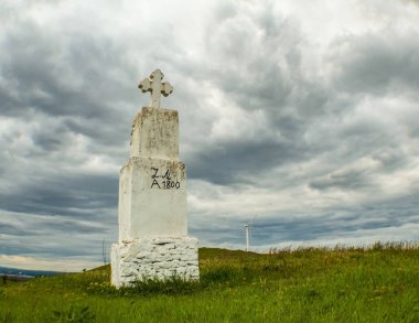 Güneşli bir günde mezarlıkta beyaz bir haç..