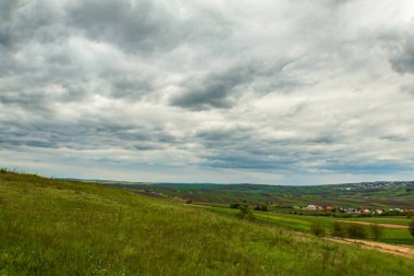 Mavi gökyüzü ile yeşil alan