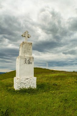 Dağlardaki mezarlığın dikey görüntüsü.