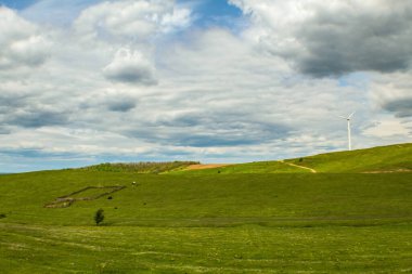 Tarlada rüzgar türbinleri