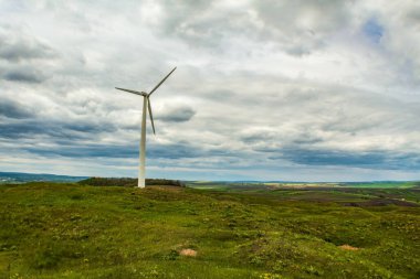 Rüzgar türbini sahada. yenilenebilir enerji